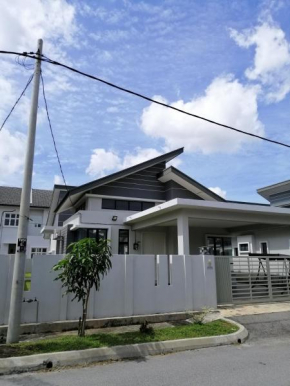 UmarHarraz Homestay#Malay Family Staycation#PEACEFUL AND SPACIOUS#NETFLIX N YOUTUBE#POOL FOR KIDS